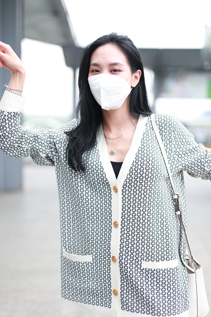 王霏霏机场跳舞给粉丝比心 超细双腿又白又直