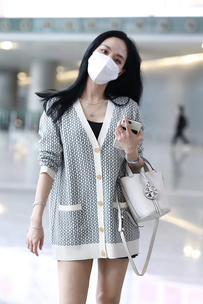 王霏霏机场跳舞给粉丝比心 超细双腿又白又直