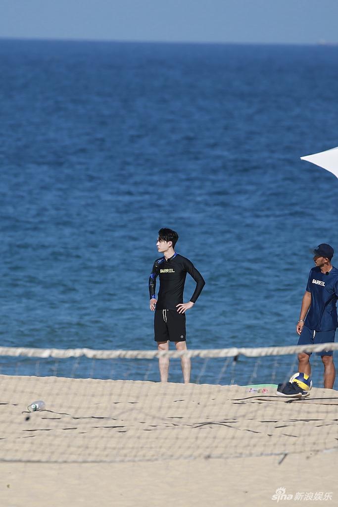 冲浪boy集结！王一博黄明昊长腿逆天 韩东君秀腹肌