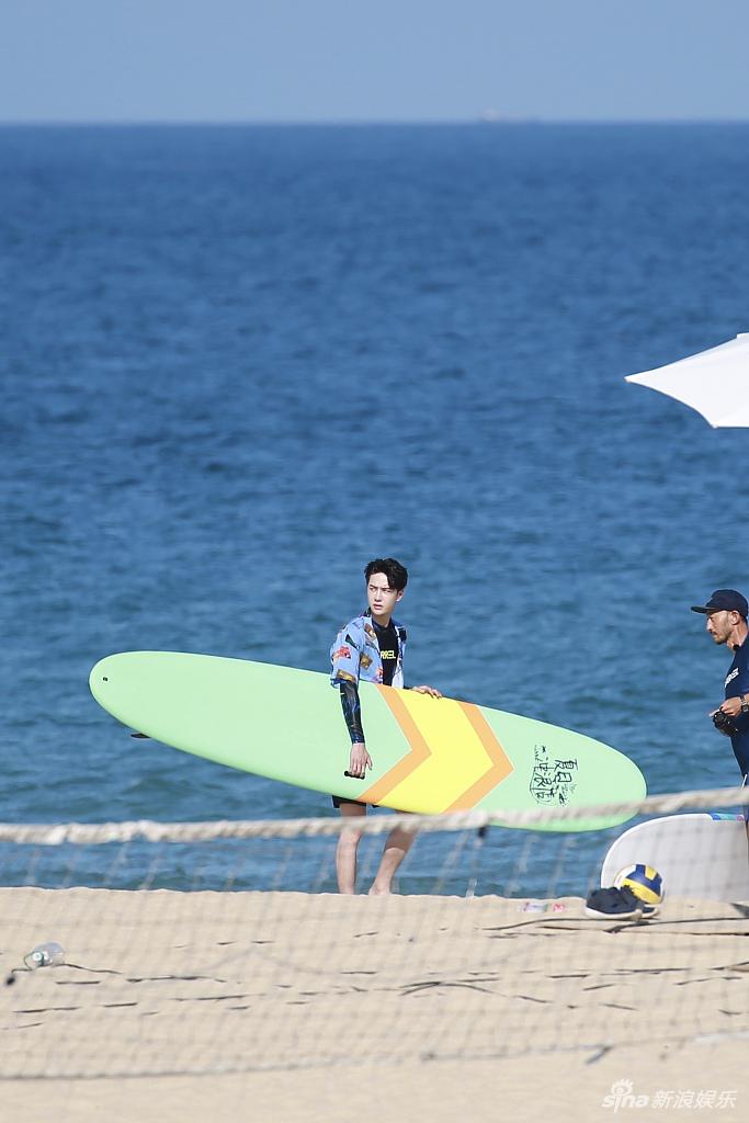 冲浪boy集结！王一博黄明昊长腿逆天 韩东君秀腹肌