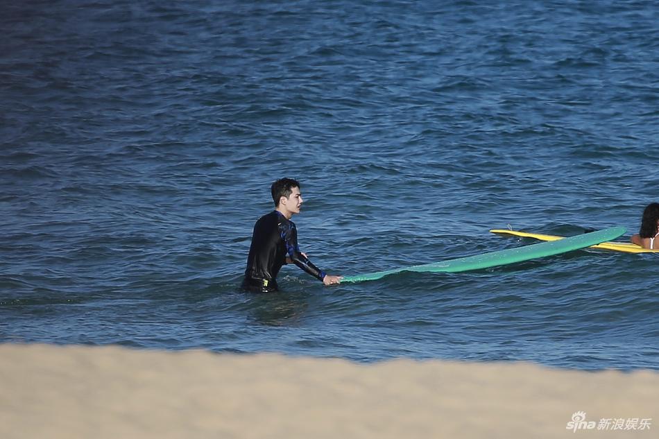 冲浪boy集结！王一博黄明昊长腿逆天 韩东君秀腹肌