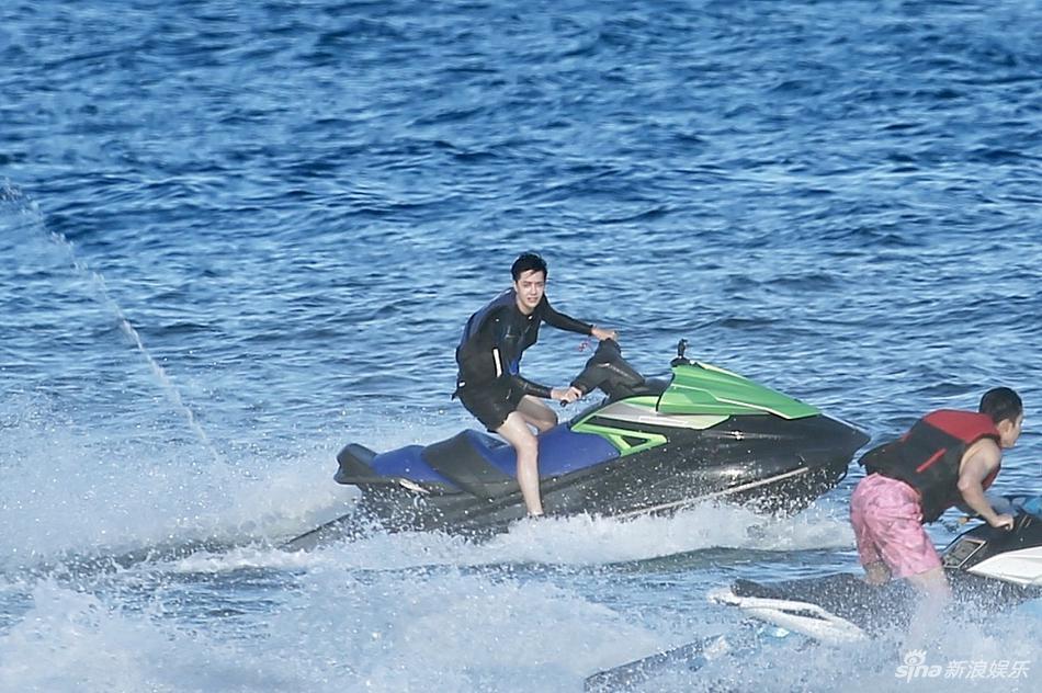 冲浪boy集结！王一博黄明昊长腿逆天 韩东君秀腹肌