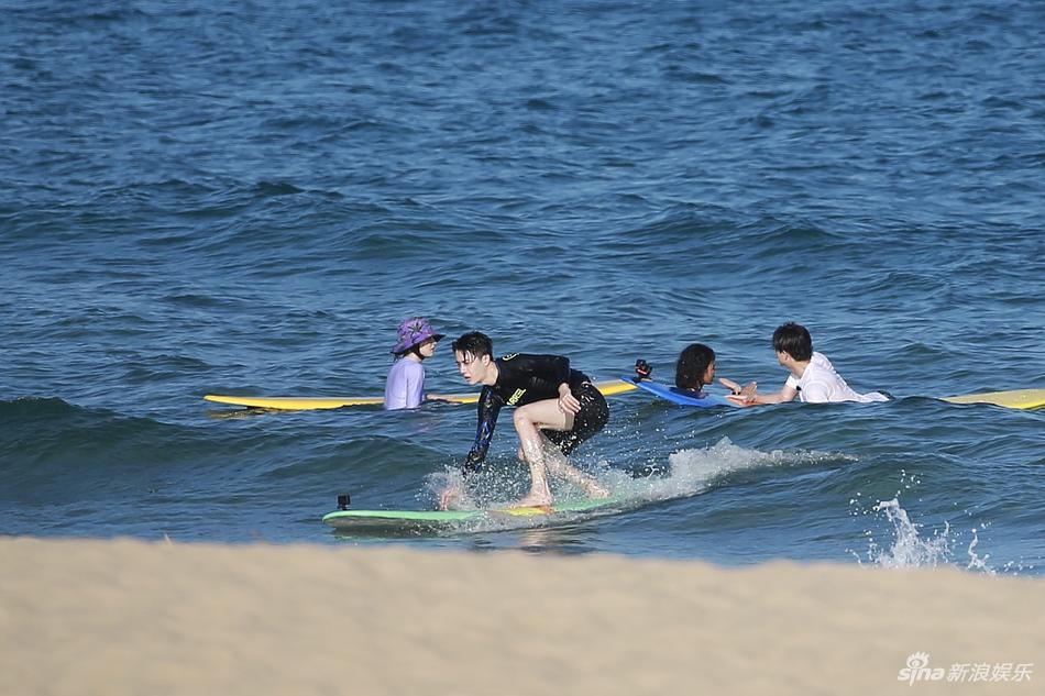冲浪boy集结！王一博黄明昊长腿逆天 韩东君秀腹肌