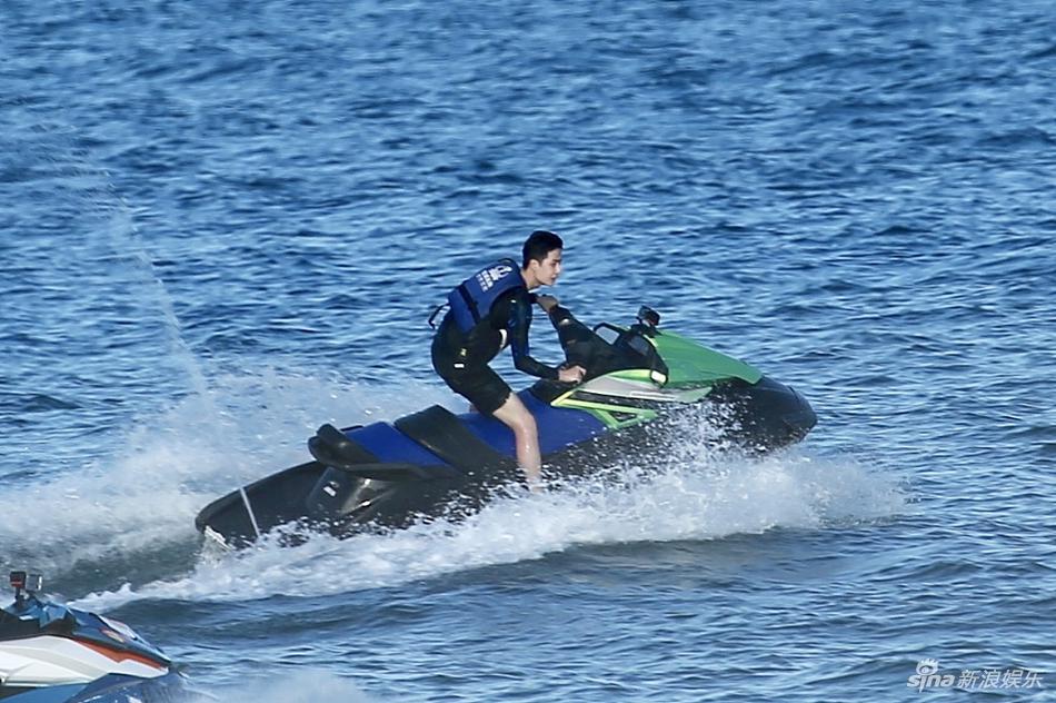 冲浪boy集结！王一博黄明昊长腿逆天 韩东君秀腹肌