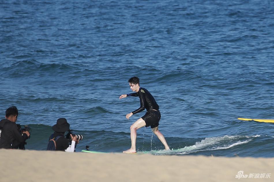 冲浪boy集结！王一博黄明昊长腿逆天 韩东君秀腹肌