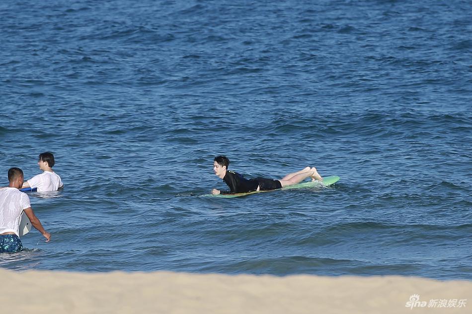 冲浪boy集结！王一博黄明昊长腿逆天 韩东君秀腹肌