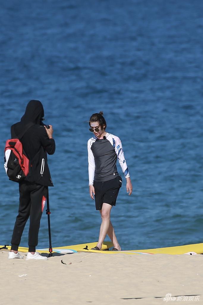 冲浪boy集结！王一博黄明昊长腿逆天 韩东君秀腹肌