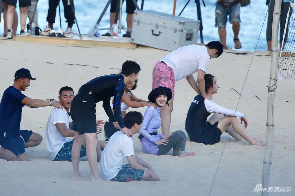 冲浪boy集结！王一博黄明昊长腿逆天 韩东君秀腹肌