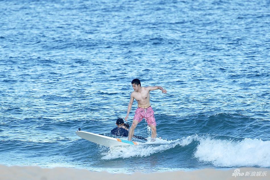 冲浪boy集结！王一博黄明昊长腿逆天 韩东君秀腹肌