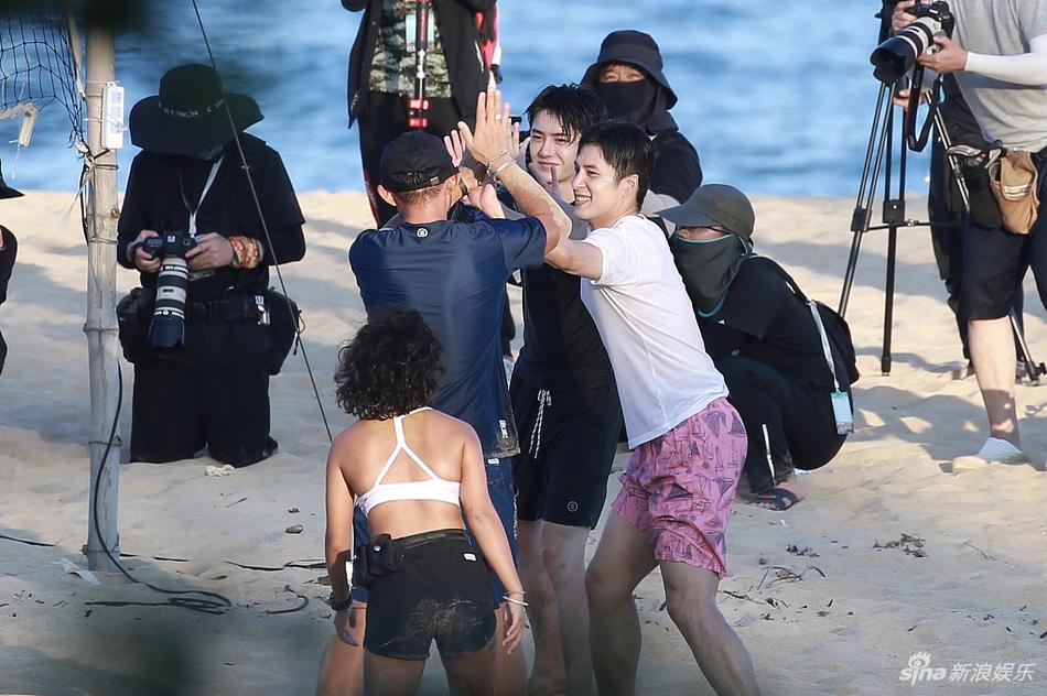 冲浪boy集结！王一博黄明昊长腿逆天 韩东君秀腹肌