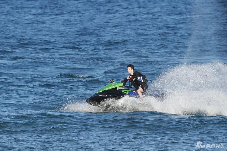 冲浪boy集结！王一博黄明昊长腿逆天 韩东君秀腹肌