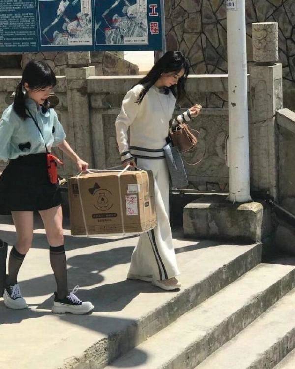 赵丽颖工作照曝光 扎麻花辫元气满满