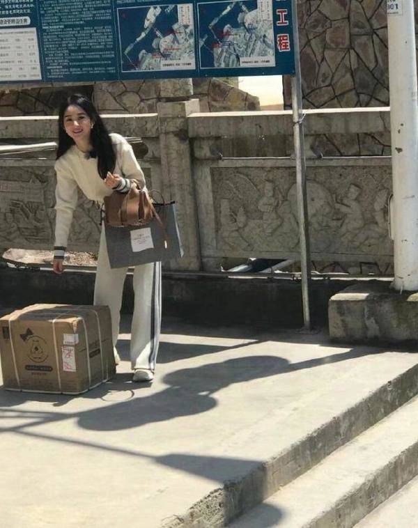 赵丽颖工作照曝光 扎麻花辫元气满满