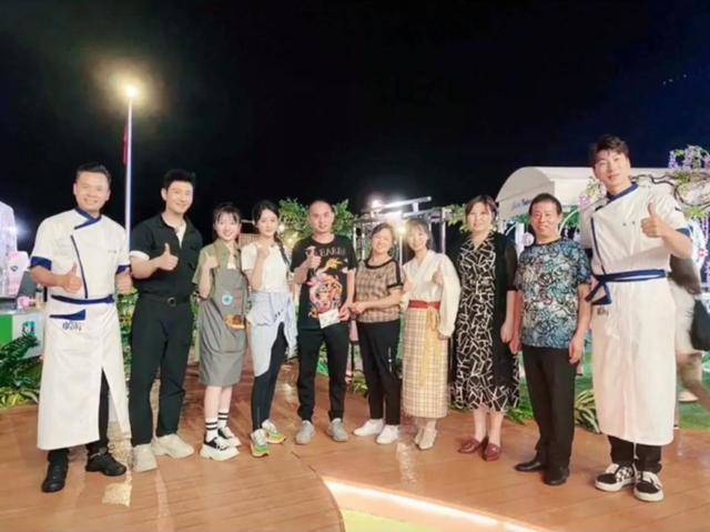 赵丽颖工作照曝光 扎麻花辫元气满满