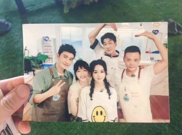 赵丽颖工作照曝光 扎麻花辫元气满满