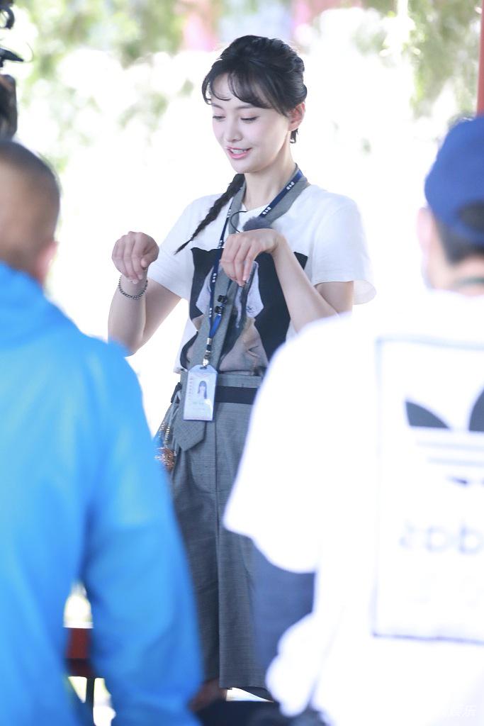 郑爽扎麻花辫清纯可爱 颐和园写生变小画家笑容甜