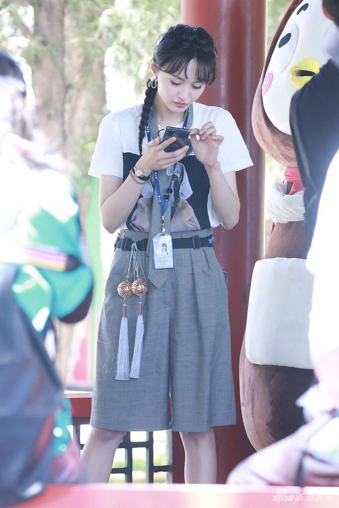 郑爽扎麻花辫清纯可爱 颐和园写生变小画家笑容甜