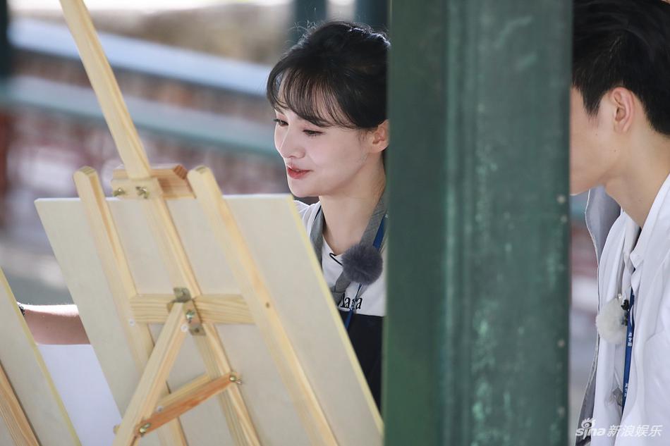 郑爽扎麻花辫清纯可爱 颐和园写生变小画家笑容甜