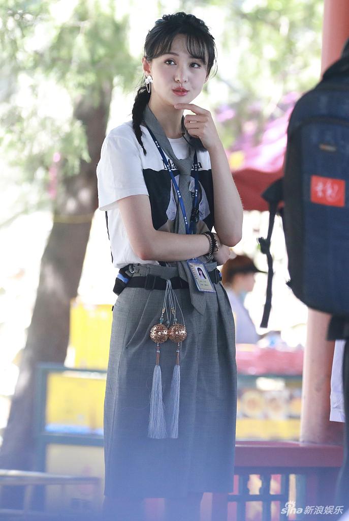 郑爽扎麻花辫清纯可爱 颐和园写生变小画家笑容甜
