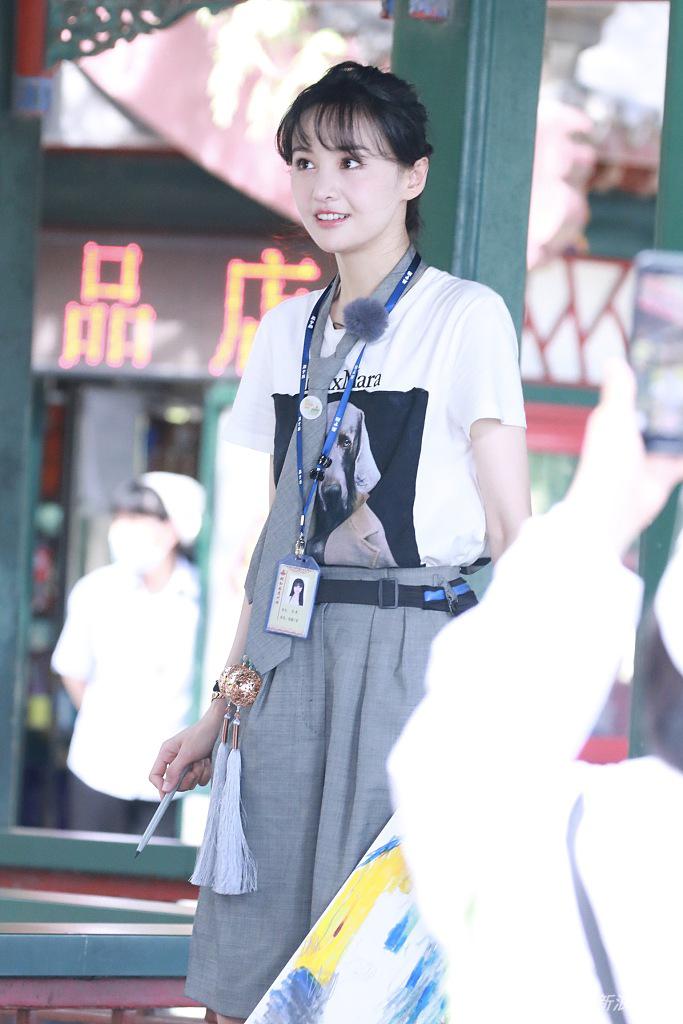 郑爽扎麻花辫清纯可爱 颐和园写生变小画家笑容甜