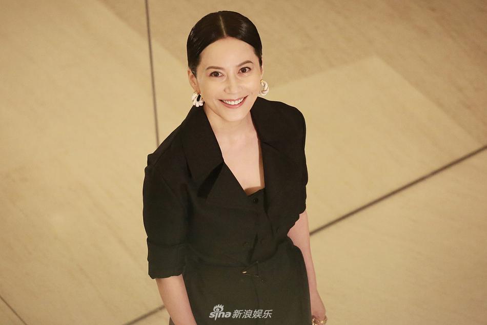 俞飞鸿宋祖儿同台比美超养眼 姐姐气质优雅酷妹摩登前卫