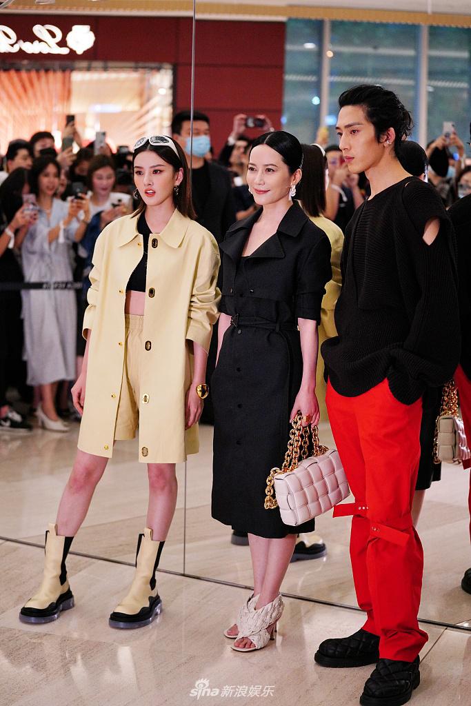 俞飞鸿宋祖儿同台比美超养眼 姐姐气质优雅酷妹摩登前卫