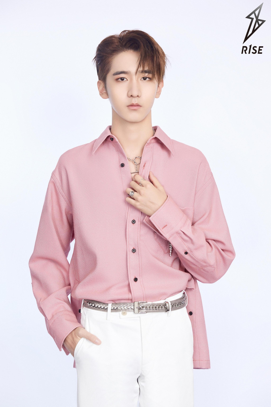R1SE粉色初恋风造型曝光 温柔帅气飘满粉色泡泡