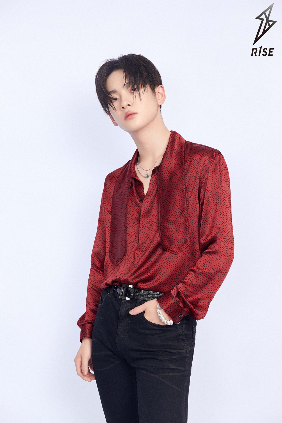 R1SE粉色初恋风造型曝光 温柔帅气飘满粉色泡泡