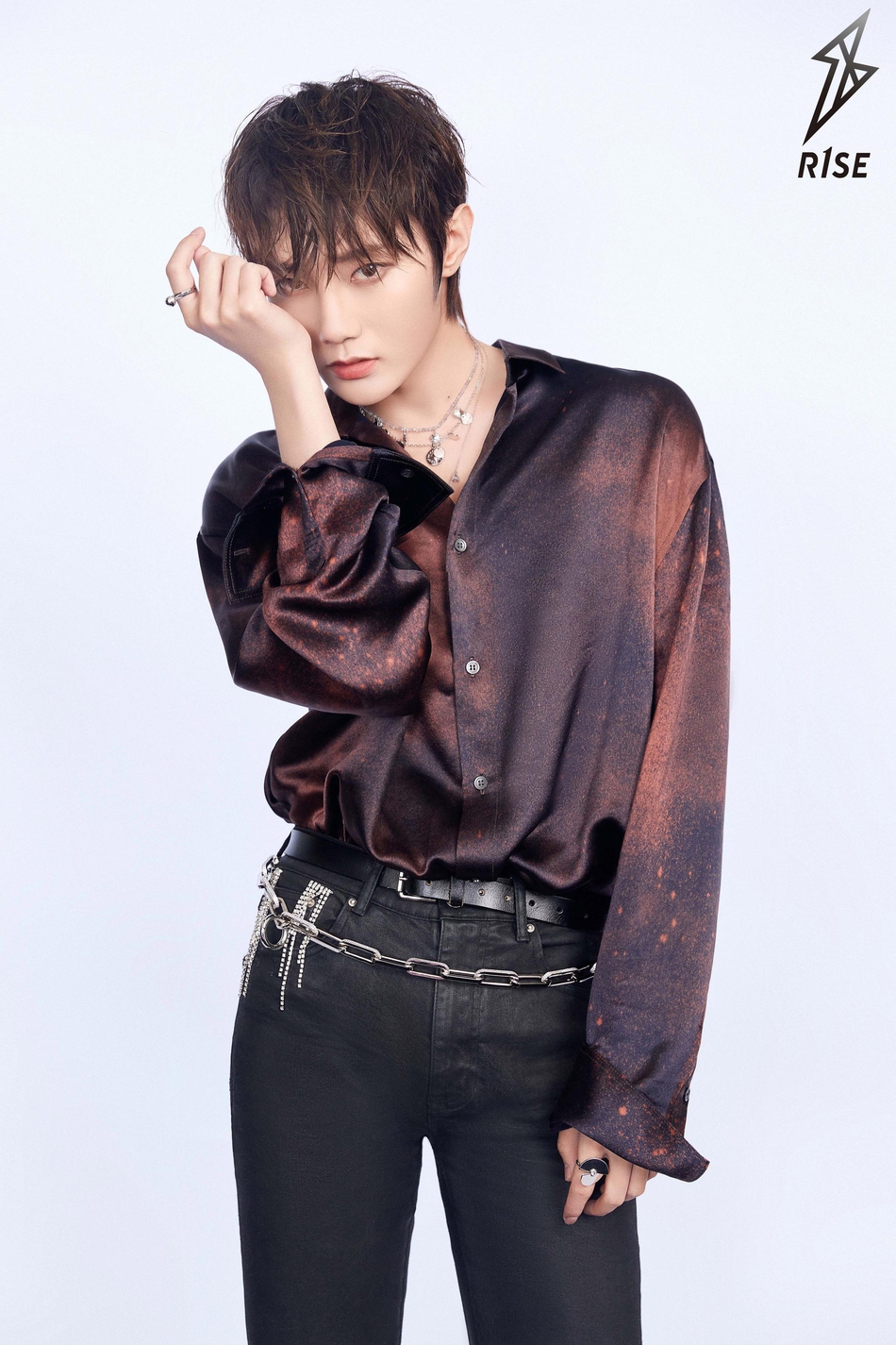 R1SE粉色初恋风造型曝光 温柔帅气飘满粉色泡泡