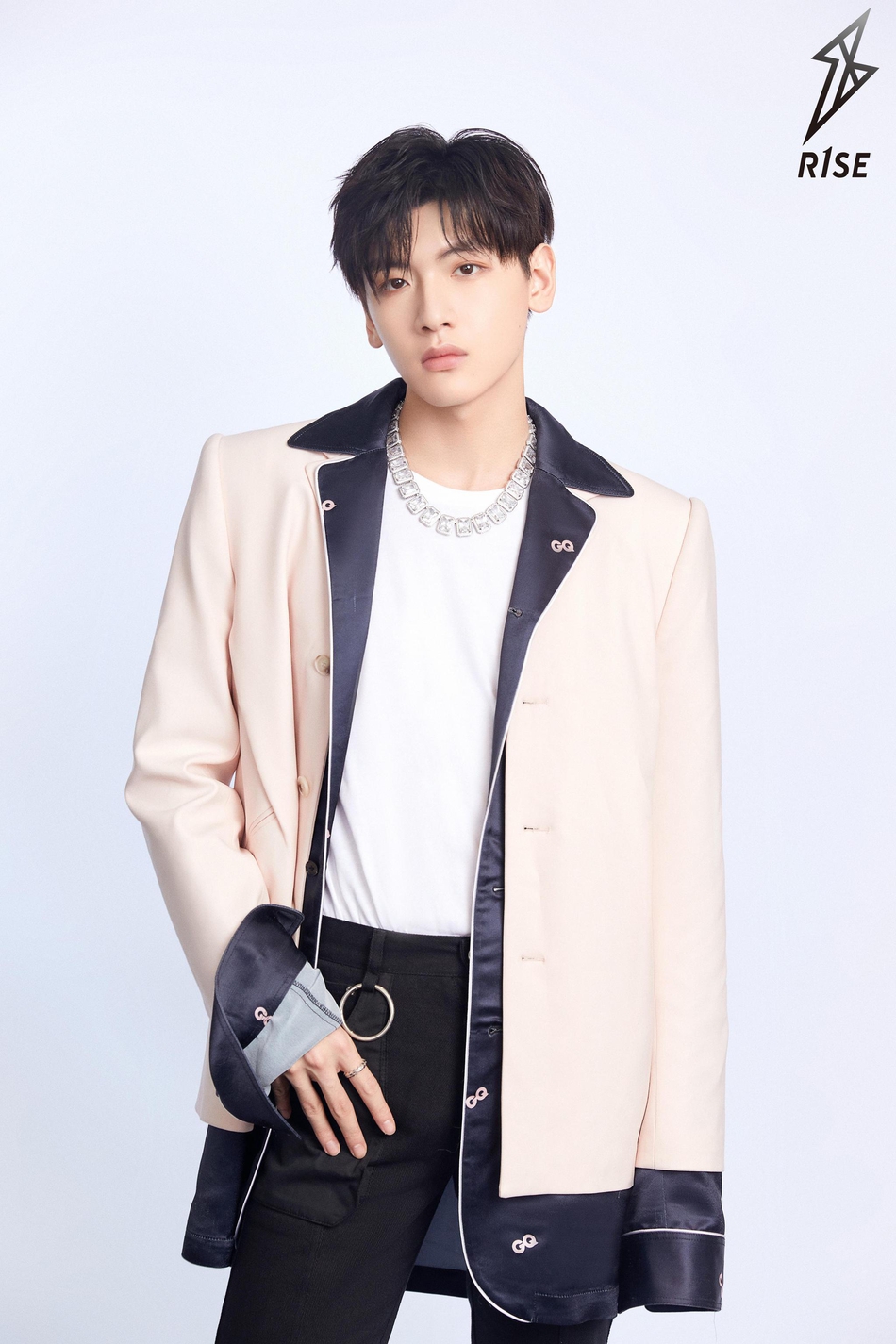 R1SE粉色初恋风造型曝光 温柔帅气飘满粉色泡泡