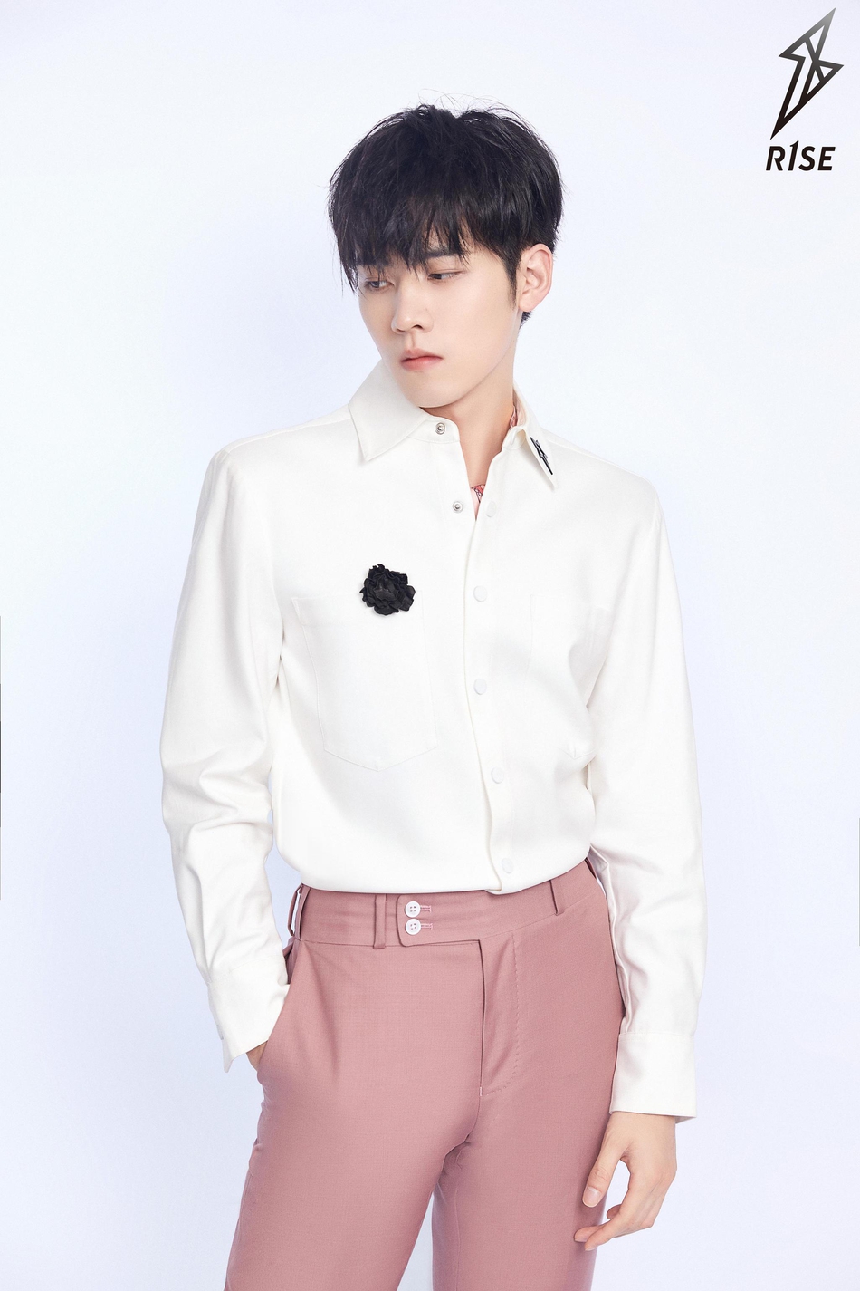 R1SE粉色初恋风造型曝光 温柔帅气飘满粉色泡泡