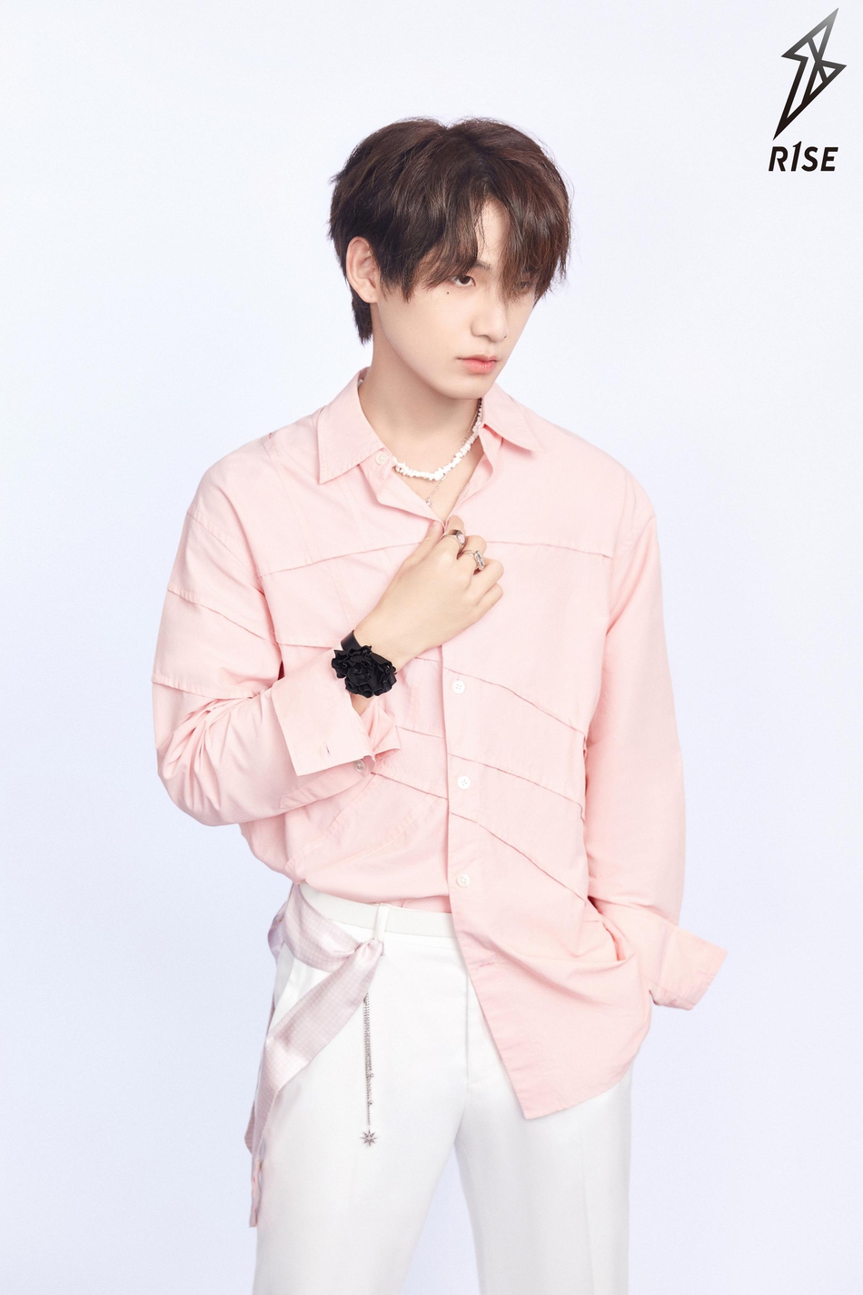 R1SE粉色初恋风造型曝光 温柔帅气飘满粉色泡泡