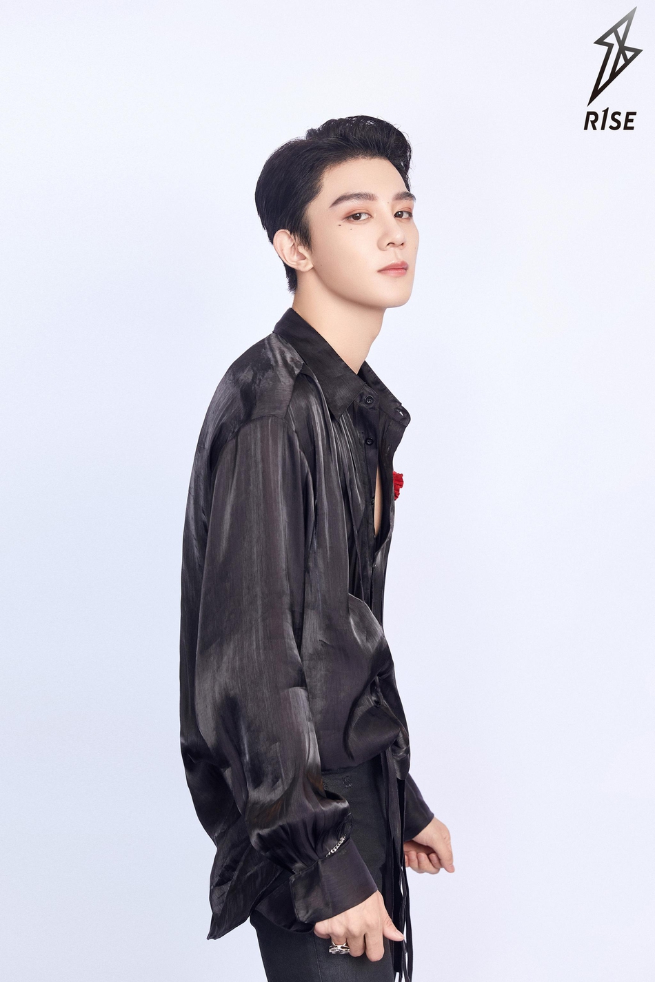 R1SE粉色初恋风造型曝光 温柔帅气飘满粉色泡泡