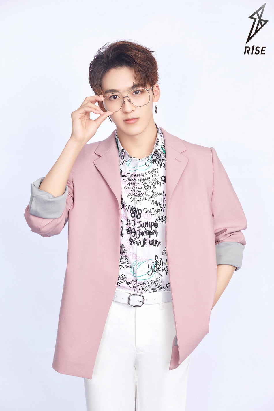 R1SE粉色初恋风造型曝光 温柔帅气飘满粉色泡泡