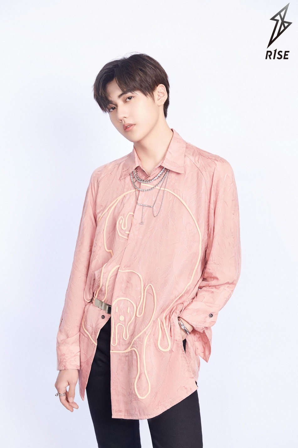 R1SE粉色初恋风造型曝光 温柔帅气飘满粉色泡泡