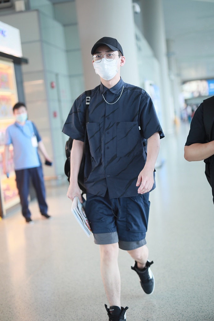 熊梓淇休闲造型现身低调帅气 戴金丝眼镜文艺范十足