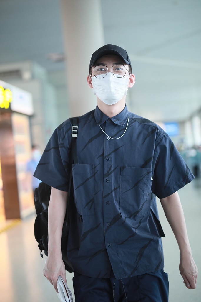 熊梓淇休闲造型现身低调帅气 戴金丝眼镜文艺范十足