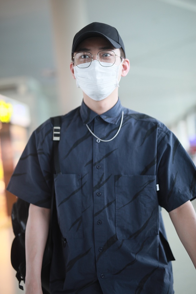 熊梓淇休闲造型现身低调帅气 戴金丝眼镜文艺范十足