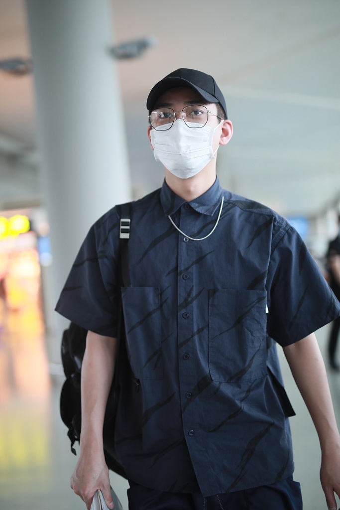 熊梓淇休闲造型现身低调帅气 戴金丝眼镜文艺范十足