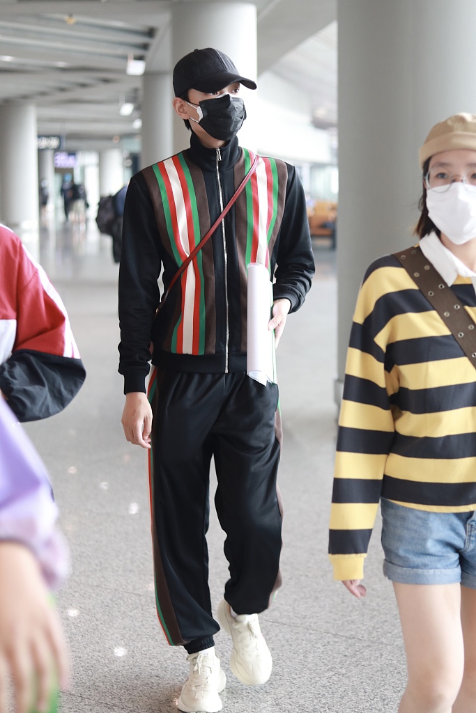 丁禹兮穿运动套装潮酷满分 口罩遮面难掩帅气