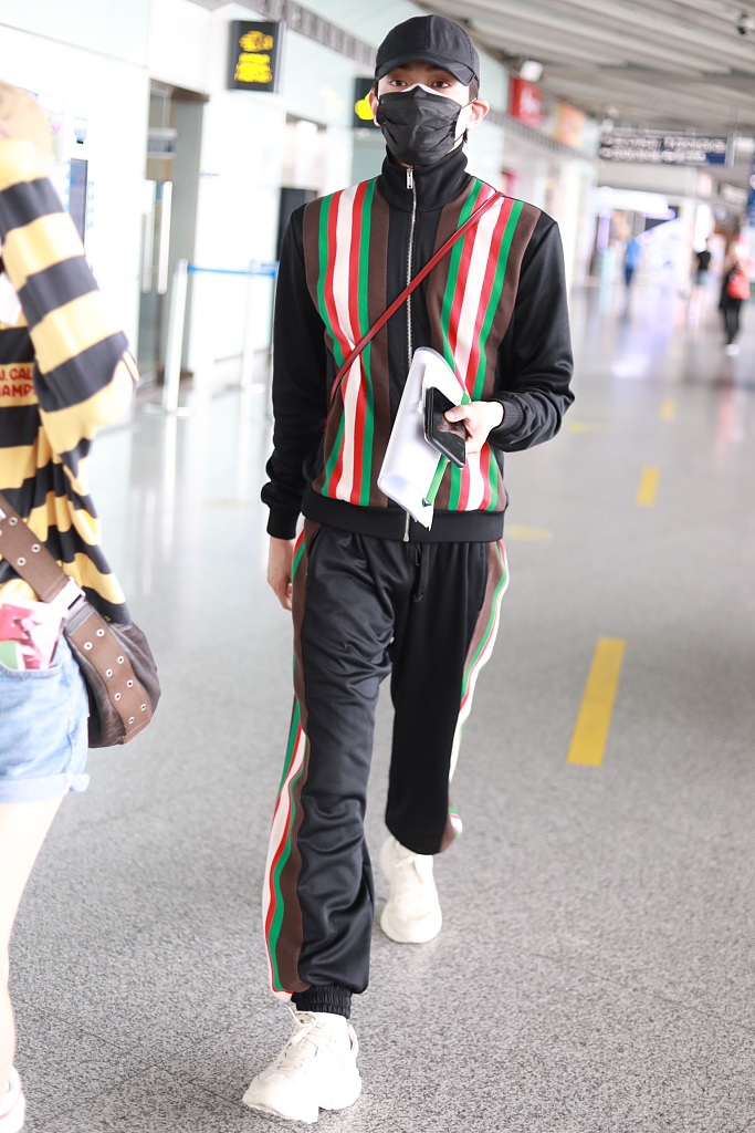 丁禹兮穿运动套装潮酷满分 口罩遮面难掩帅气