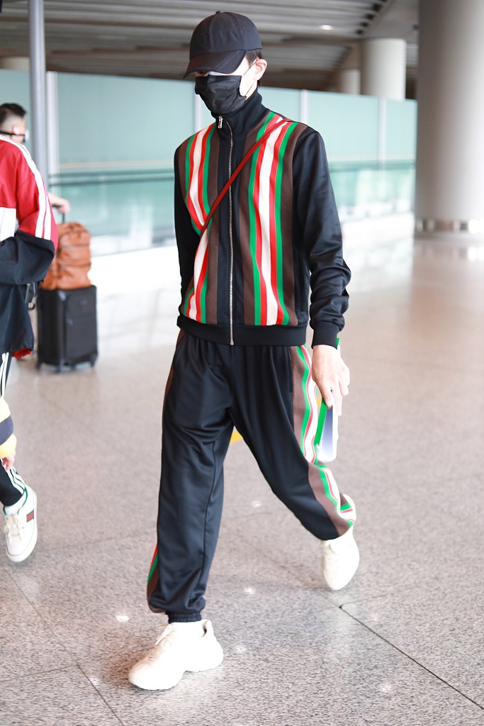 丁禹兮穿运动套装潮酷满分 口罩遮面难掩帅气