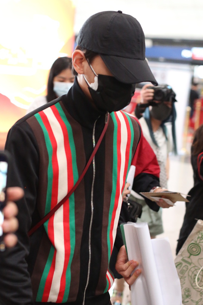 丁禹兮穿运动套装潮酷满分 口罩遮面难掩帅气