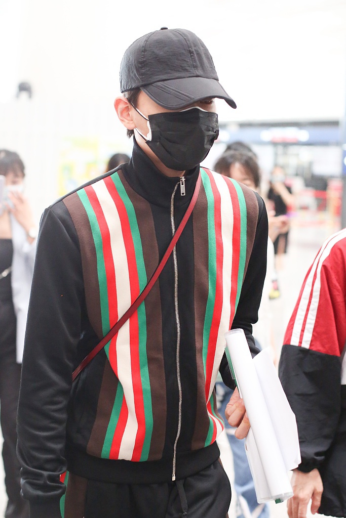 丁禹兮穿运动套装潮酷满分 口罩遮面难掩帅气