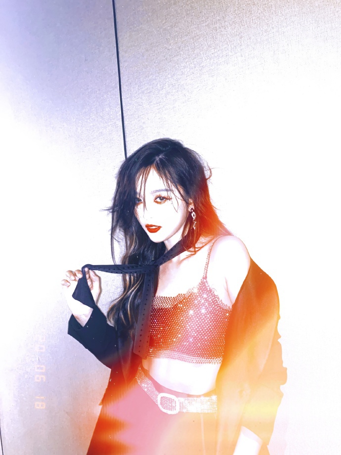 吴宣仪分享十六宫格美照 穿露腰上衣配黑领带气场十足