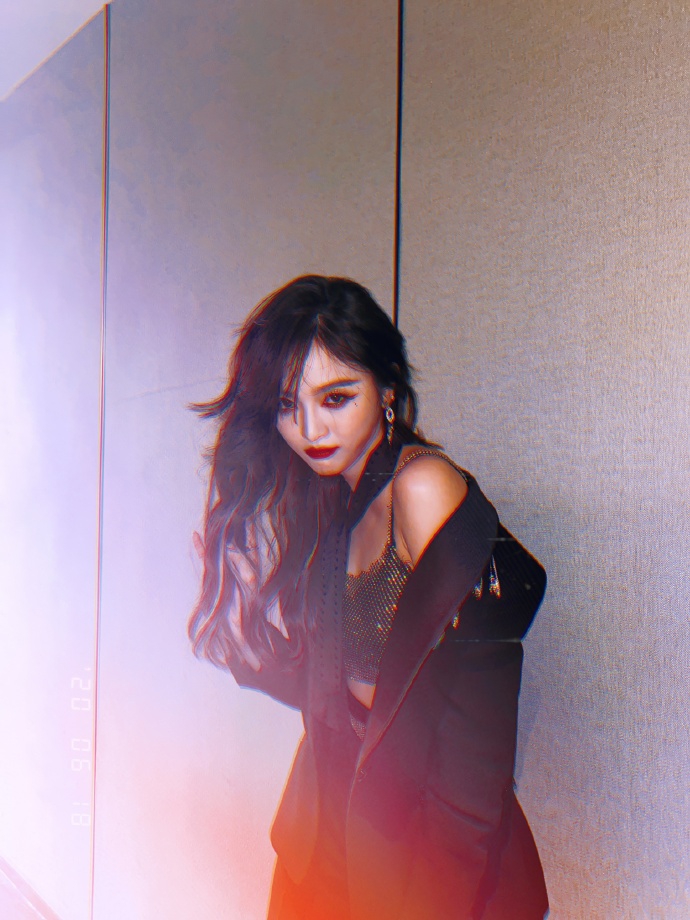 吴宣仪分享十六宫格美照 穿露腰上衣配黑领带气场十足