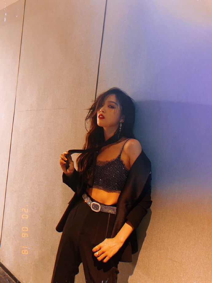 吴宣仪分享十六宫格美照 穿露腰上衣配黑领带气场十足