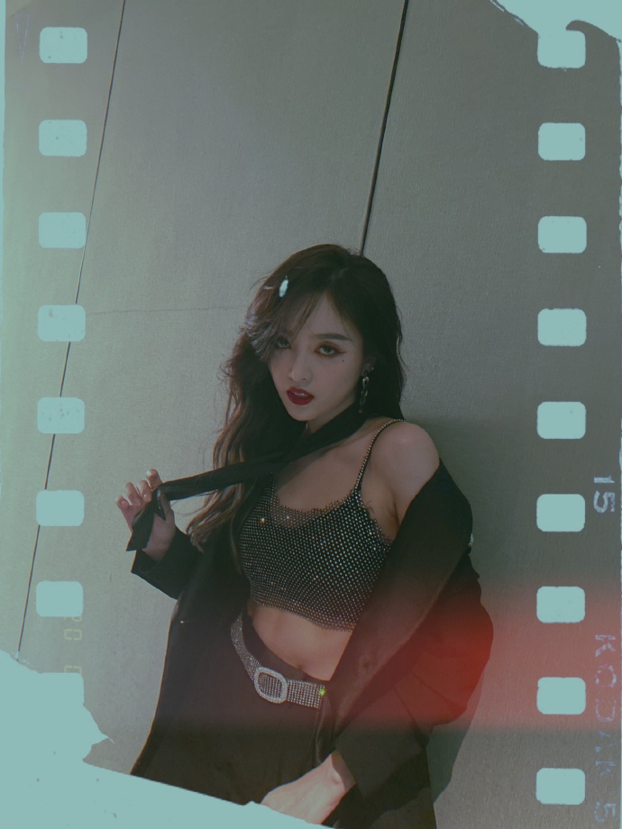 吴宣仪分享十六宫格美照 穿露腰上衣配黑领带气场十足