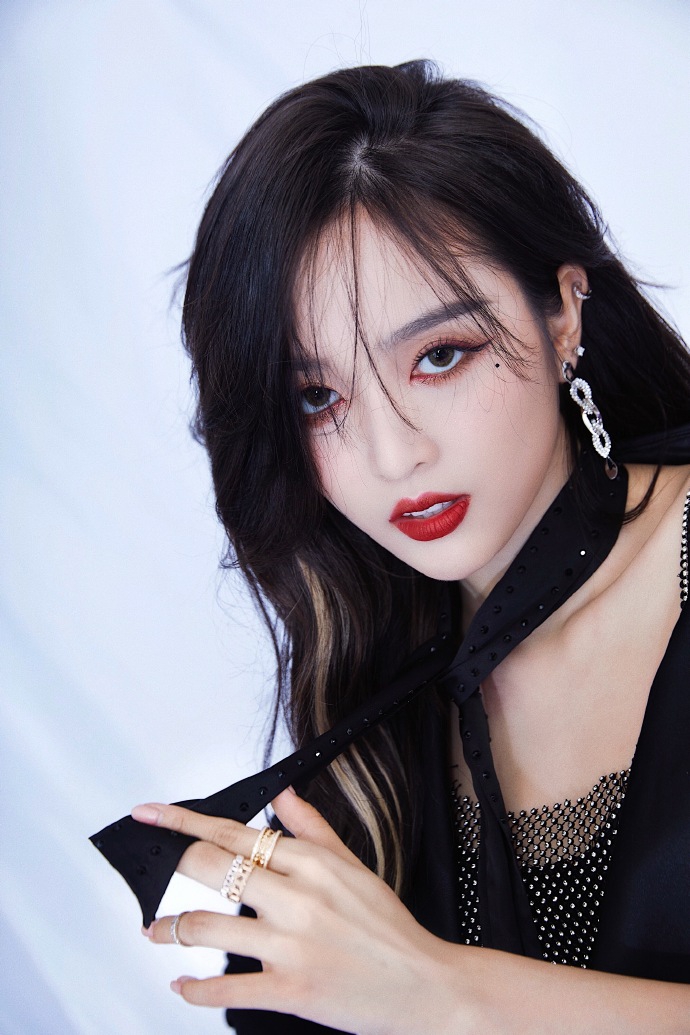 吴宣仪分享十六宫格美照 穿露腰上衣配黑领带气场十足