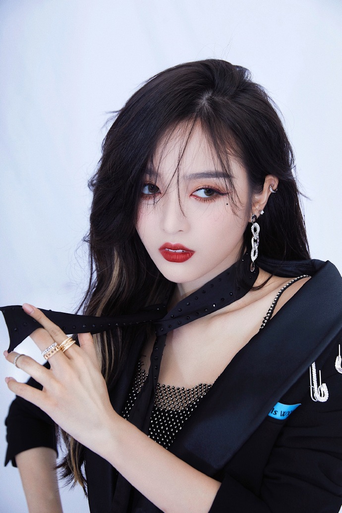 吴宣仪分享十六宫格美照 穿露腰上衣配黑领带气场十足